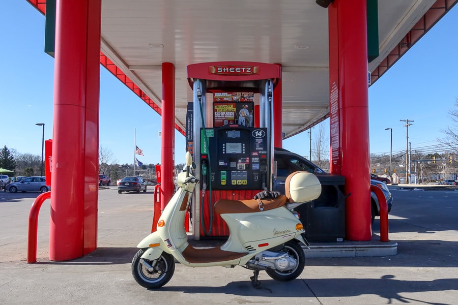 2005 Vespa ET4 at a gas station.