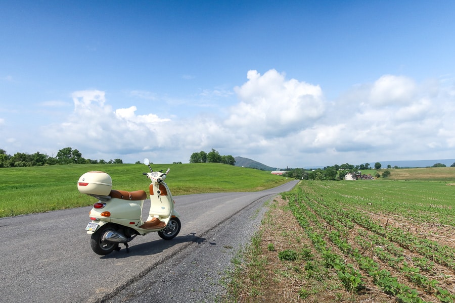 Vespa ET4 on a long rural road.