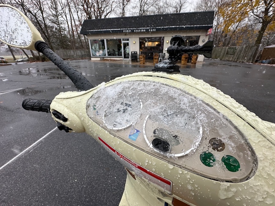 2005 Vespa ET4 dash with snow.