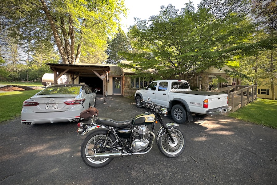 2001 Kawasaki W650 parked in a driveway.