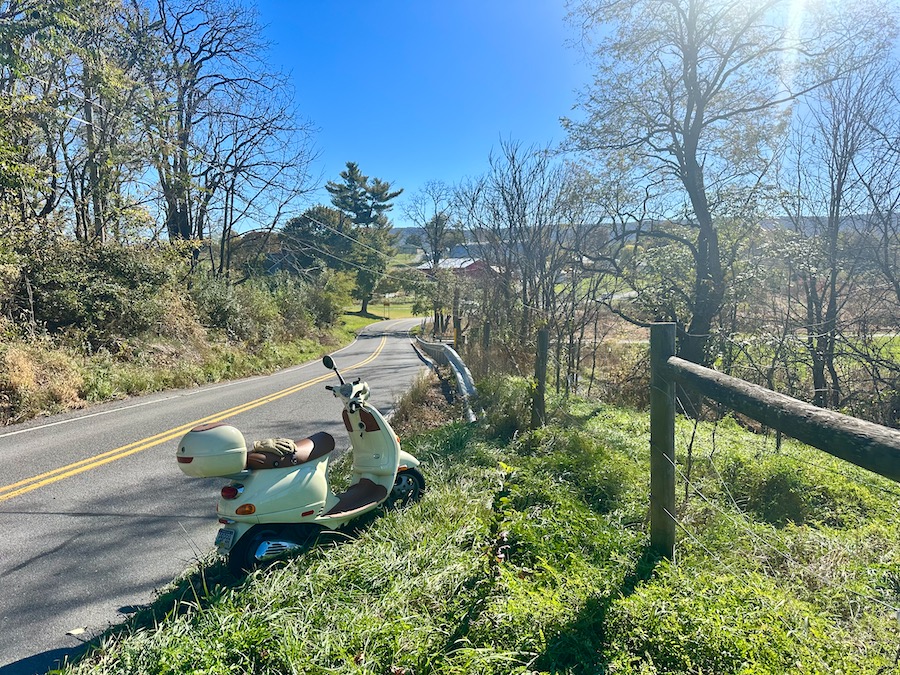 A Vespa ET4 parked along a rural road.